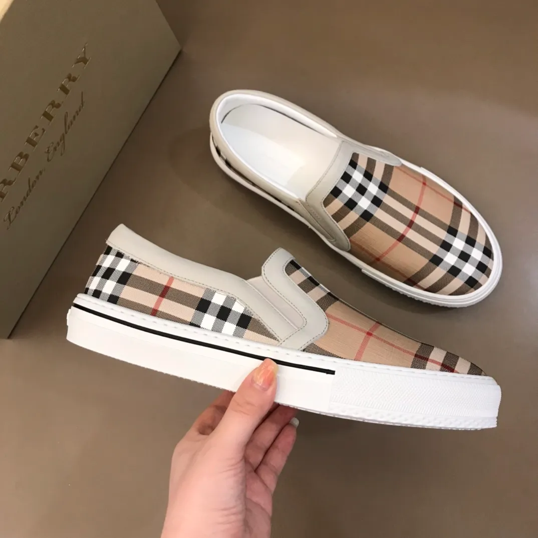 ◾️▫️B’s new spring and summer product, men’s classic low-top sneakers, are reinterpreted with vintage plaid and suede materials, and decorated with a new brand logo. First-layer cowhide lining, embossed Burberry logo on the heel, and original TPU outsole!  P340 Yuan Size: 38-44